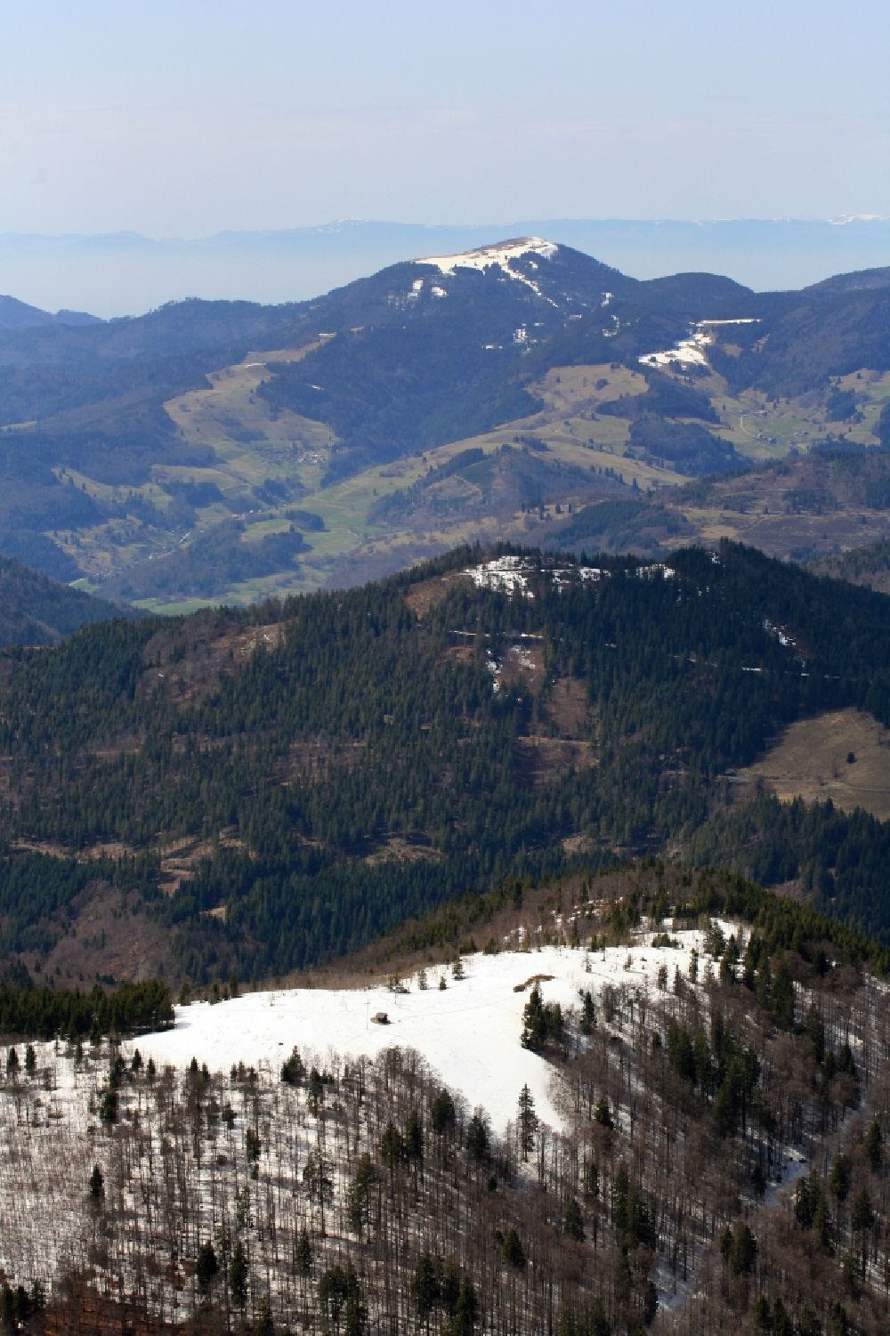 Bernau im Schwarzwald von oben - Blick über den schneebedeckten Berggipfel des Blößling in Bernau im Schwarzwald im Bundesland Baden-Württemberg, Deutschland, zur Gipfelregion des Belchen im Schwarzwald