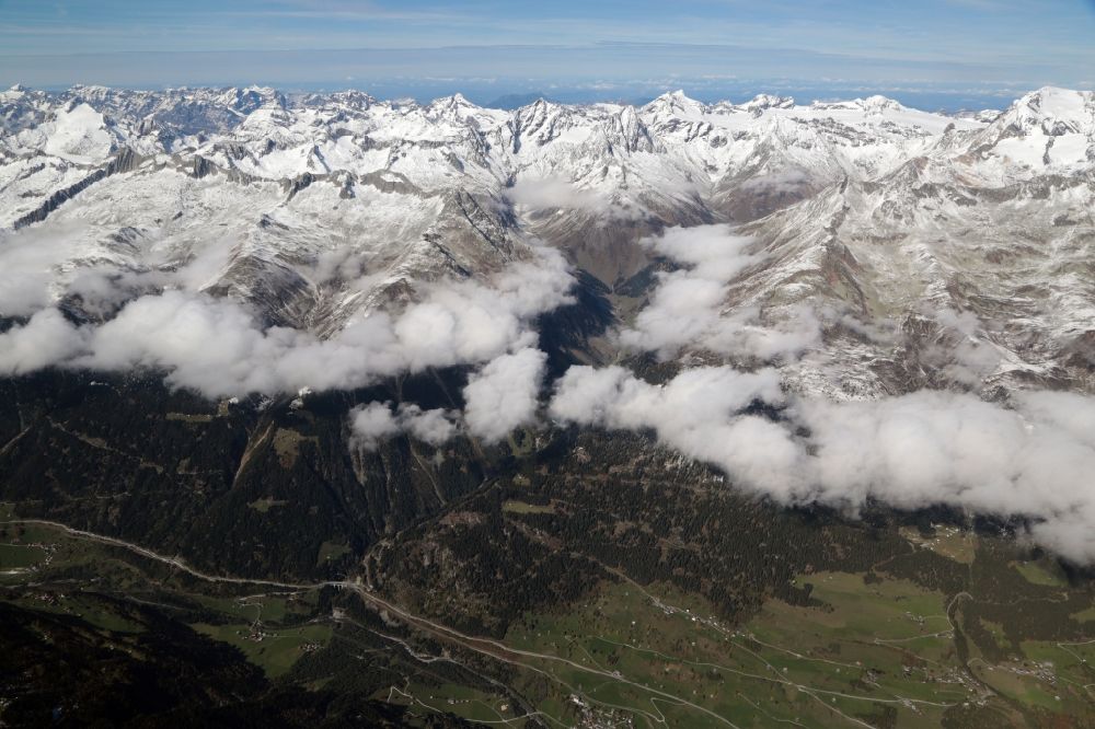 Somvix von oben - Blick über die schneebedeckten Gipfel beim Piz Alpletta und Somvixer Tal in der Felsen- und Berglandschaft der Schweizer Alpen bei Somvix im Kanton Graubünden, Schweiz