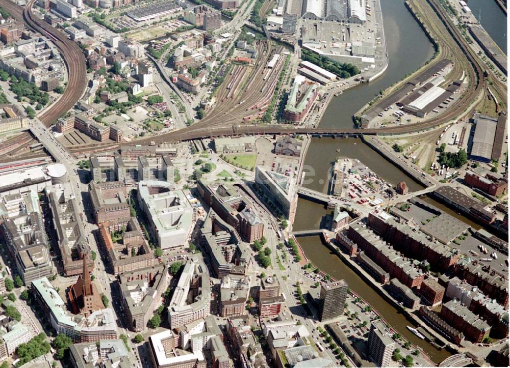 Hamburg von oben - Blick auf den Bereich am Zollkanal / Dovenfleetstraße mit dem Chilehaus in Hamburg.