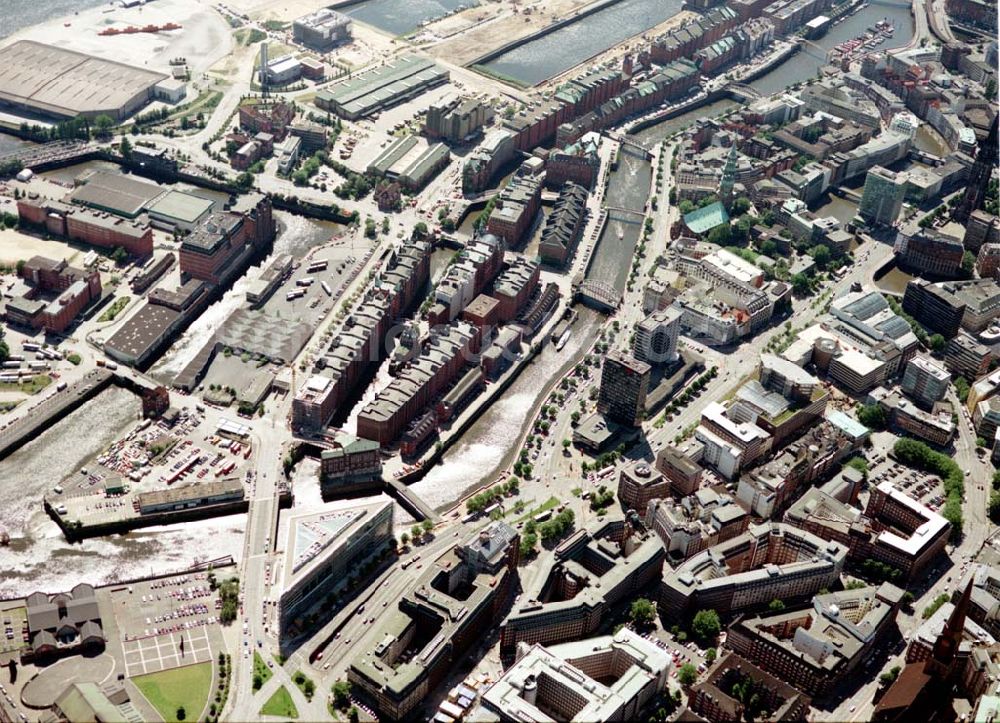 Hamburg aus der Vogelperspektive: Blick auf den Bereich am Zollkanal / Dovenfleetstraße mit dem Chilehaus in Hamburg.
