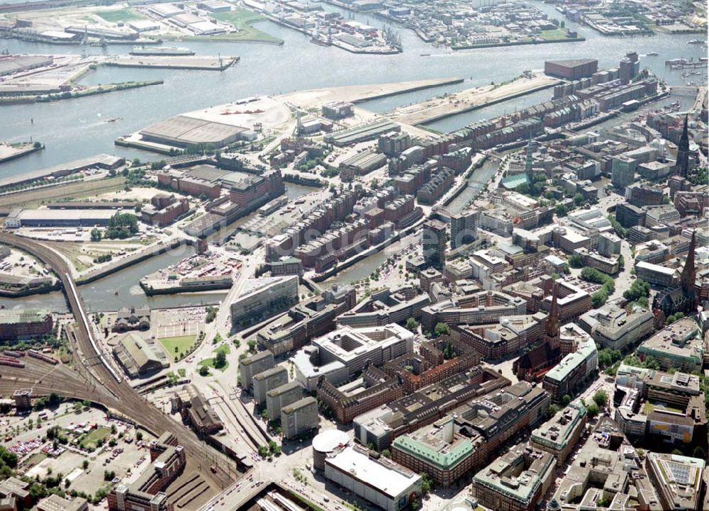 Hamburg von oben - Blick auf den Bereich am Zollkanal / Dovenfleetstraße mit dem Chilehaus in Hamburg.