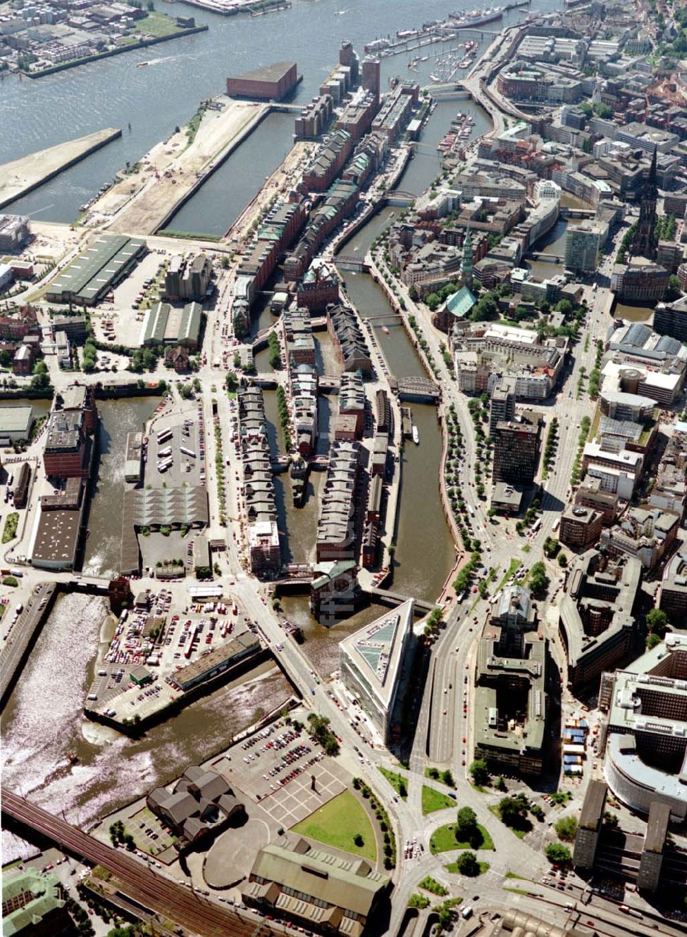 Luftaufnahme Hamburg - Blick auf den Bereich am Zollkanal / Dovenfleetstraße mit dem Chilehaus in Hamburg.