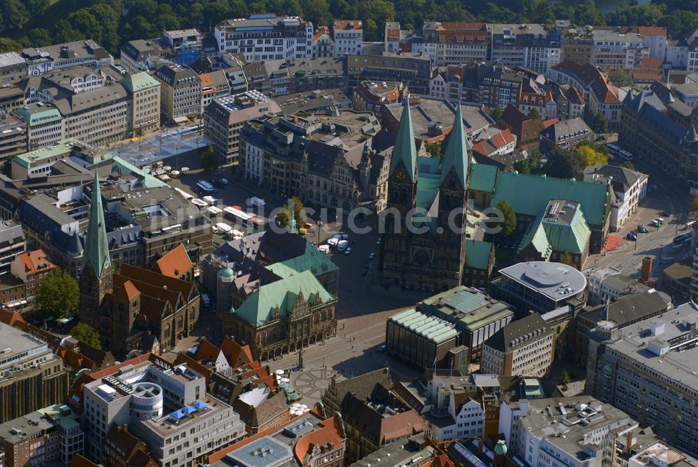 Bremen von oben - Blick auf die Bremer Altstadt mit dem Bremer Rathaus und dem Marktplatz.