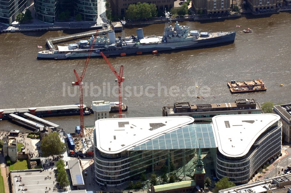 Riverside Ward aus der Vogelperspektive: Blick auf das britische Kriegsschiff HMS Belfast auf der Themse in London