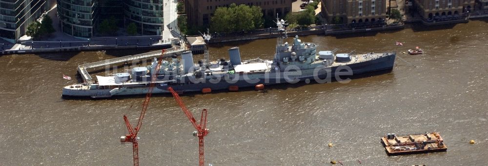 Luftbild Riverside Ward - Blick auf das britische Kriegsschiff HMS Belfast auf der Themse in London