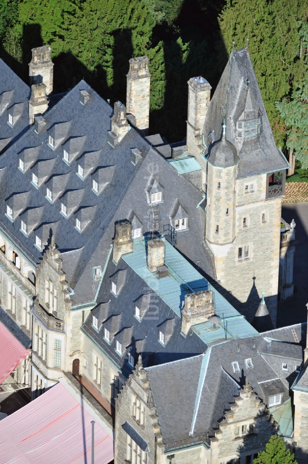 Kronberg im Taunus aus der Vogelperspektive: Blick auf die Burg Kronberg in Kronberg im Taunus im Bundesland Hessen