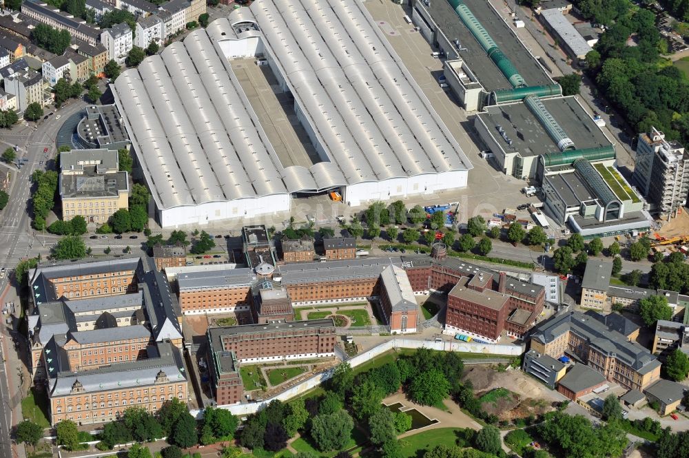 Hamburg von oben - Blick auf das Dach der Hallen des Messegeländes und Untersuchungshaftanstalt in Hamburg