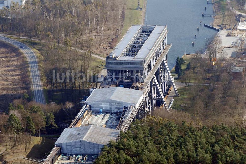 Luftaufnahme Niederfinow - Blick auf derzeitige Wartungsarbeiten am Schiffshebewerk Niederfinow mit trockengelegter Kanalbrücke