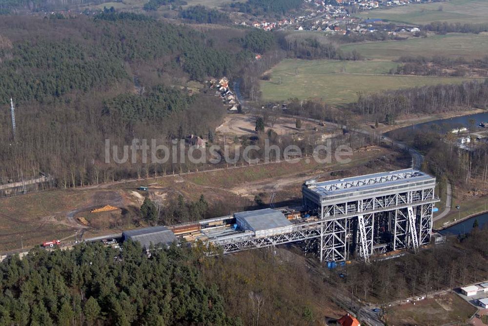 Niederfinow von oben - Blick auf derzeitige Wartungsarbeiten am Schiffshebewerk Niederfinow mit trockengelegter Kanalbrücke