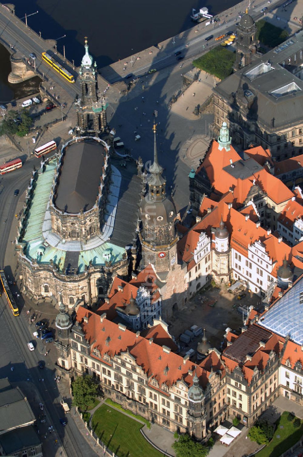 Dresden von oben - Blick auf die ehemalige Hofkirche in Dresden