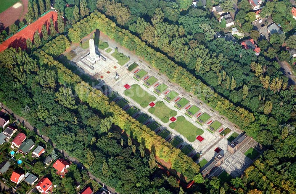 Luftbild Berlin-Pankow - Blick auf das Ehrenmal Schönholzer Heide in Berlin-Pankow