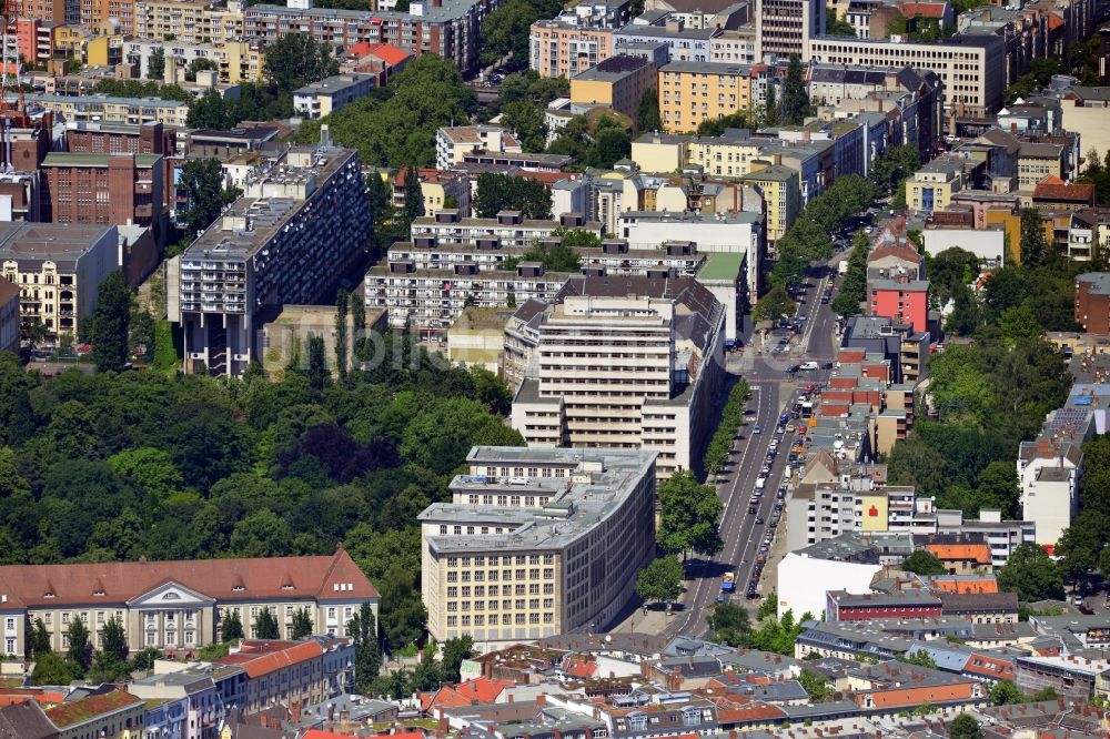Berlin von oben - Blick entlang der Wohnhäuser an der Potsdamer Straße auf Höhe des Heinrich-von-Kleist-Park und Pallasstraße in Berlin - Schöneberg