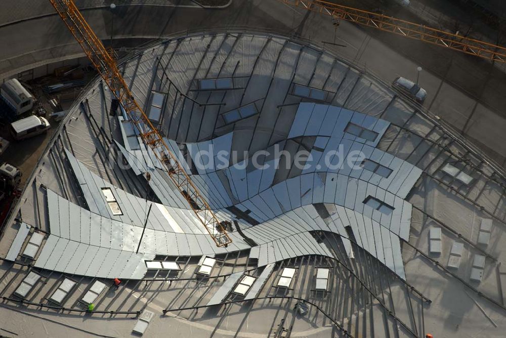 München aus der Vogelperspektive: Blick auf die Erweiterungsbaustelle des Auslieferungs- und Eventcenter BMW Welt der BMW AG am Georg-Brauchle-Ring am Fernsehturm in München