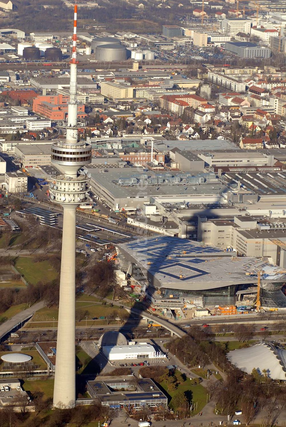 Luftbild München - Blick auf die Erweiterungsbaustelle des Auslieferungs- und Eventcenter BMW Welt der BMW AG am Georg-Brauchle-Ring am Fernsehturm in München