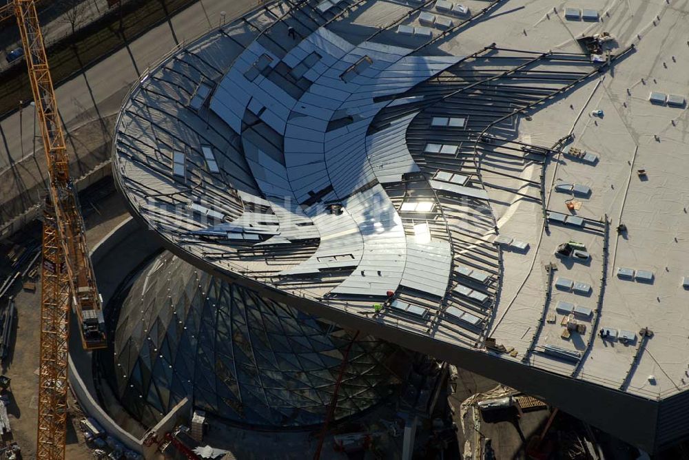 Luftbild München - Blick auf die Erweiterungsbaustelle des Auslieferungs- und Eventcenter BMW Welt der BMW AG am Georg-Brauchle-Ring am Fernsehturm in München