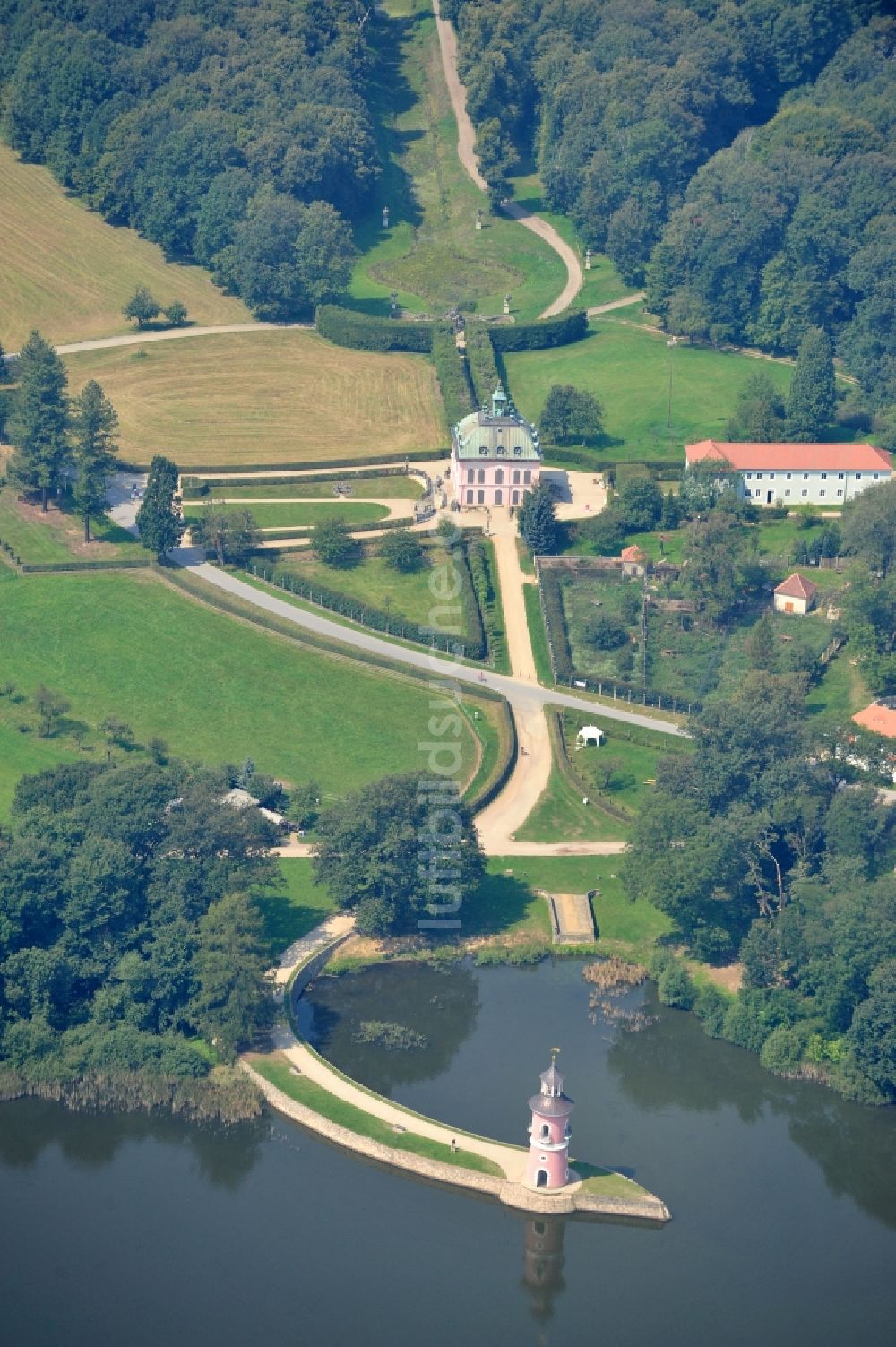 Moritzburg von oben - Blick auf das Fasanenschlösschen am Schlossteich in der Gemeinde Moritzburg im Bundesland Sachsen.