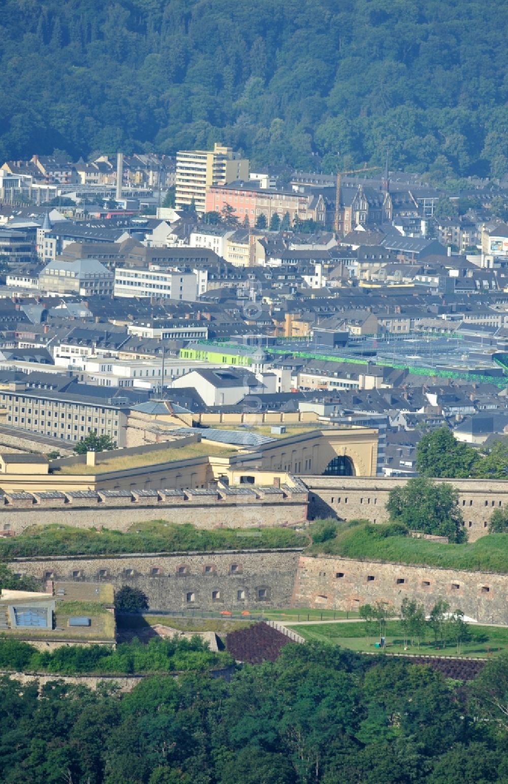 Koblenz aus der Vogelperspektive: Blick auf die Festung Ehrenbreitstein gegenüber der Moselmündung bei Koblenz