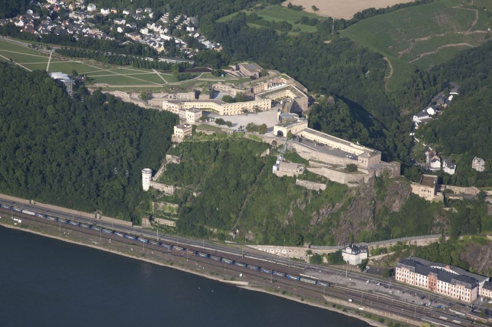 Koblenz von oben - Blick auf die Festung Ehrenbreitstein gegenüber der Moselmündung bei Koblenz im Bundesland Rheinland Pfalz, Deutschland