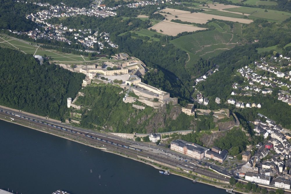 Koblenz aus der Vogelperspektive: Blick auf die Festung Ehrenbreitstein gegenüber der Moselmündung bei Koblenz im Bundesland Rheinland Pfalz, Deutschland