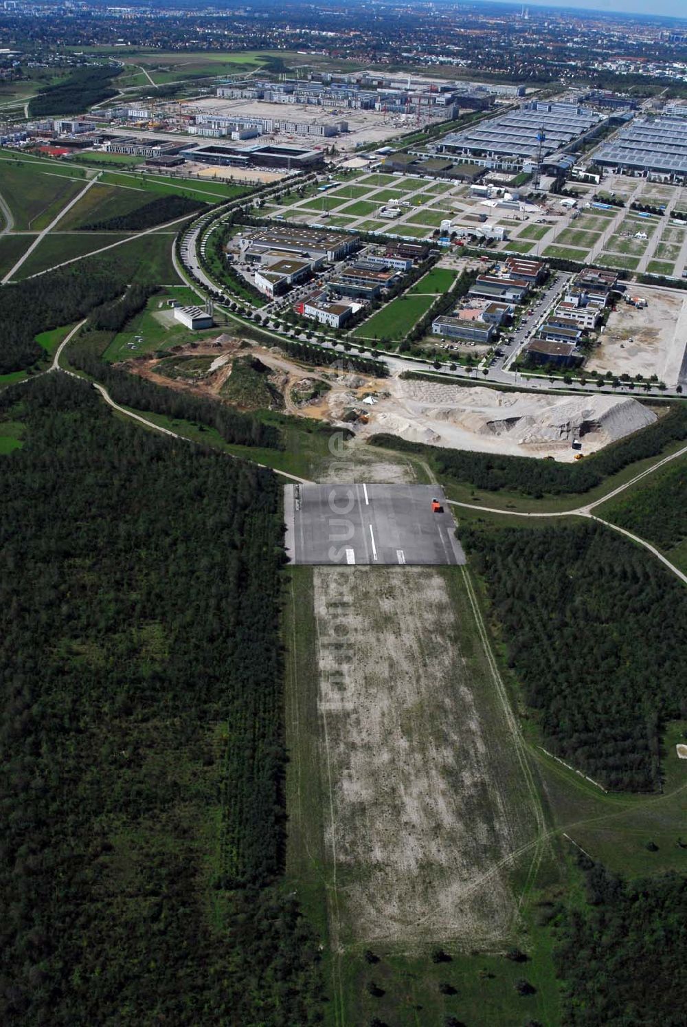 Luftaufnahme Riem - Blick auf Flughafen Müchen-Riem und Teile der alten Landebahn
