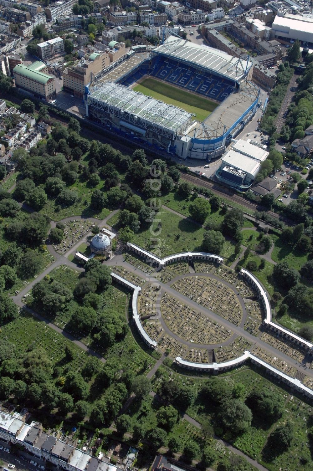 London aus der Vogelperspektive: Blick auf den Friedhof Brompton und das Fußballstadion Stamford Bridge in London