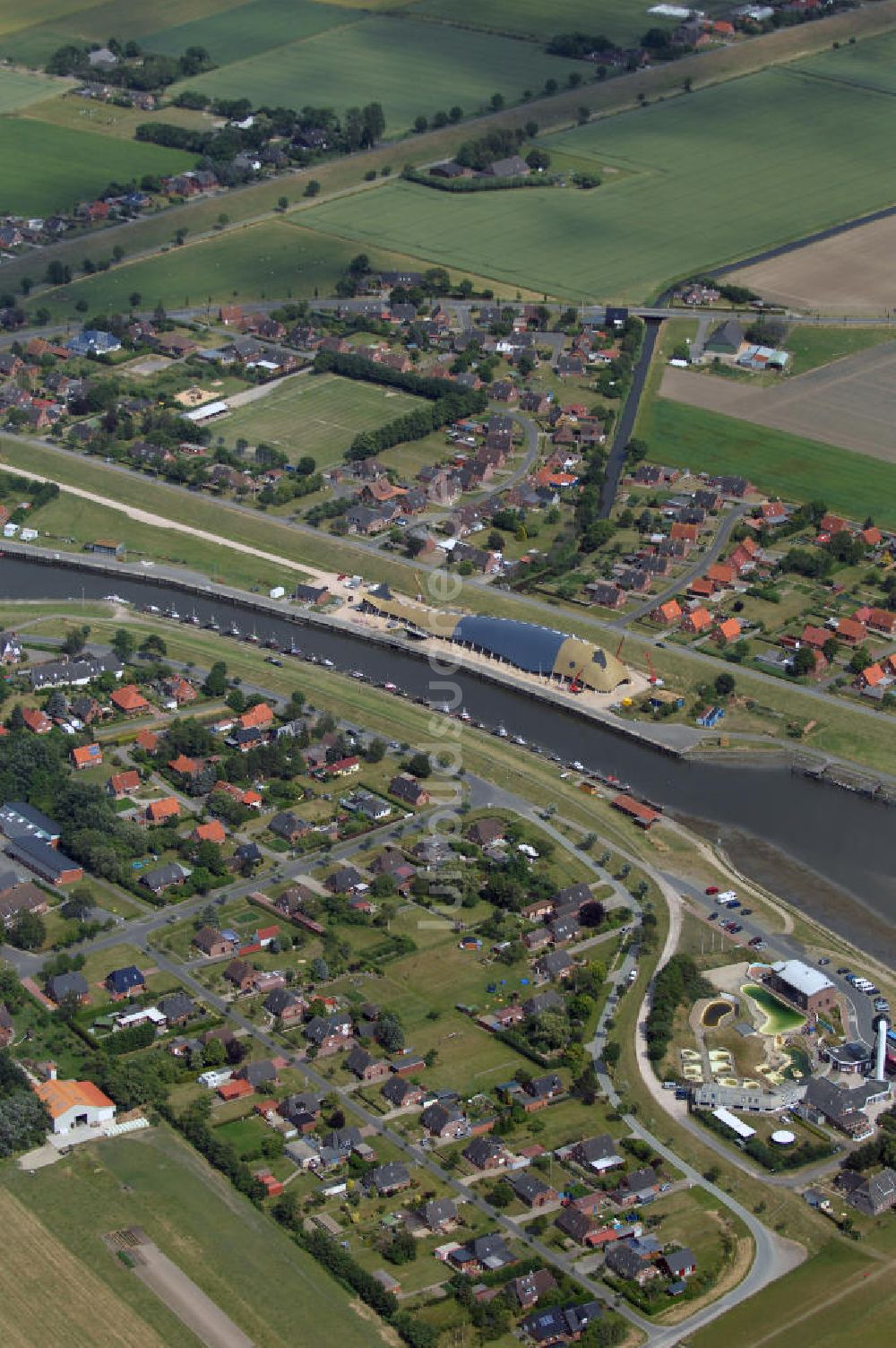 Luftbild Friedrichskoog - Blick auf Friedrichskoog mit Hafen und Baustelle
