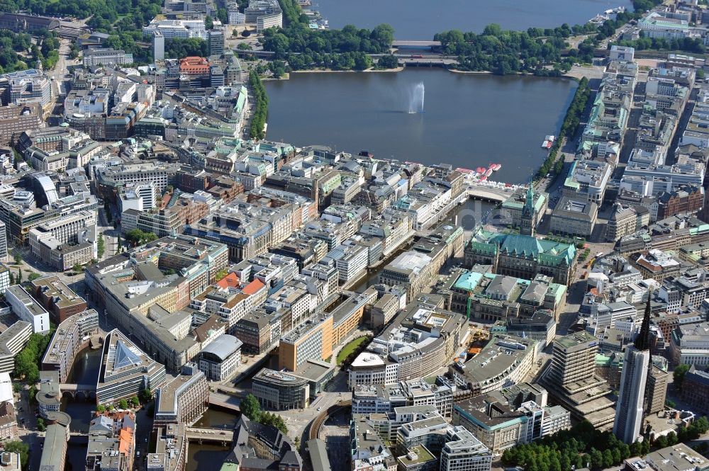 Luftaufnahme Hamburg - Blick auf das Gewässer Binnenalster mit Lombards- und Kennedybrücke und Umland in Hamburg