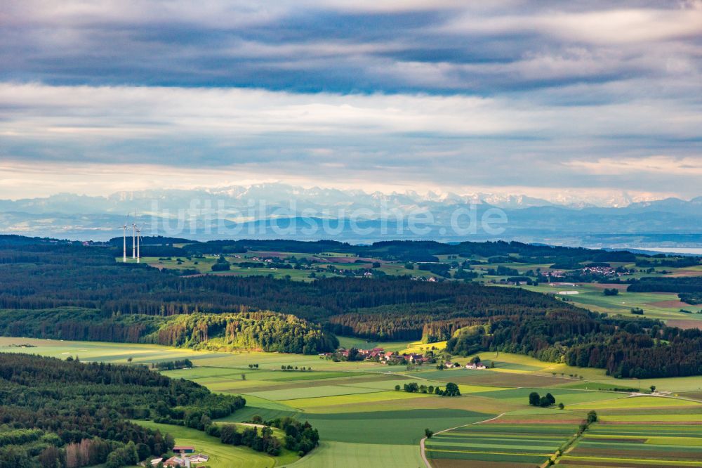 Luftaufnahme Großstadelhofen - Blick auf die Gipfel der Alpen jenseits des Bodensee in Großstadelhofen im Bundesland Baden-Württemberg, Deutschland