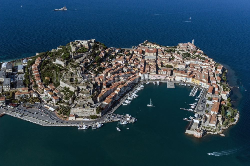 Luftbild Portoferraio - Blick auf den Hafen von Portoferraio auf der Insel Elba in Italien