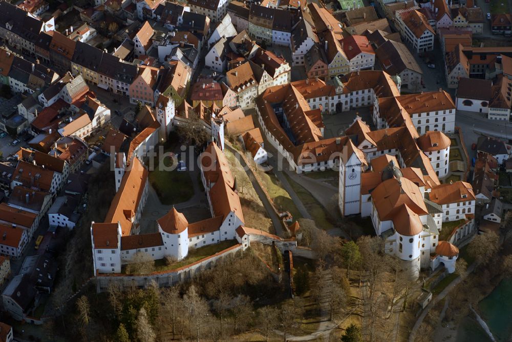 Luftbild Füssen - Blick auf das Hohe Schloss am Schlossberg und die Abtei St. Mang in Füssen.