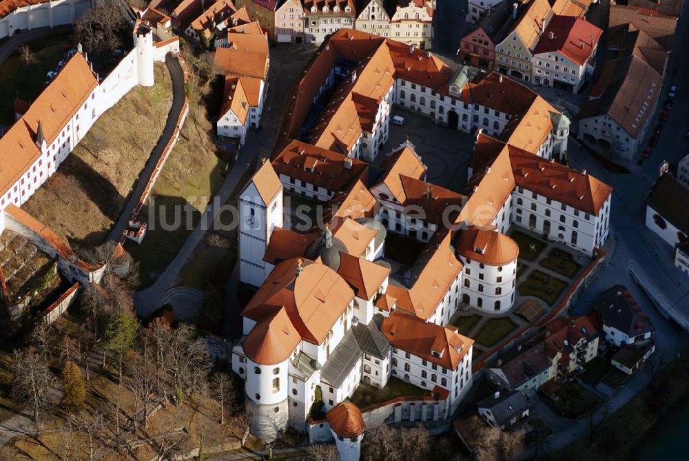Füssen von oben - Blick auf das Hohe Schloss am Schlossberg und die Abtei St. Mang in Füssen.