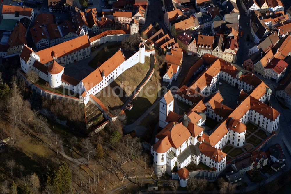 Füssen aus der Vogelperspektive: Blick auf das Hohe Schloss am Schlossberg und die Abtei St. Mang in Füssen.