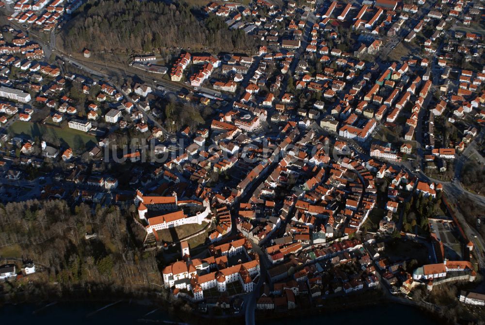 Luftaufnahme Füssen - Blick auf das Hohe Schloss am Schlossberg und die Abtei St. Mang in Füssen.