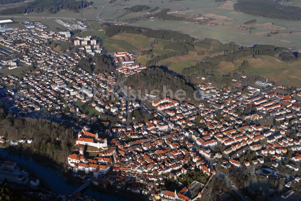 Füssen von oben - Blick auf das Hohe Schloss am Schlossberg und die Abtei St. Mang in Füssen.