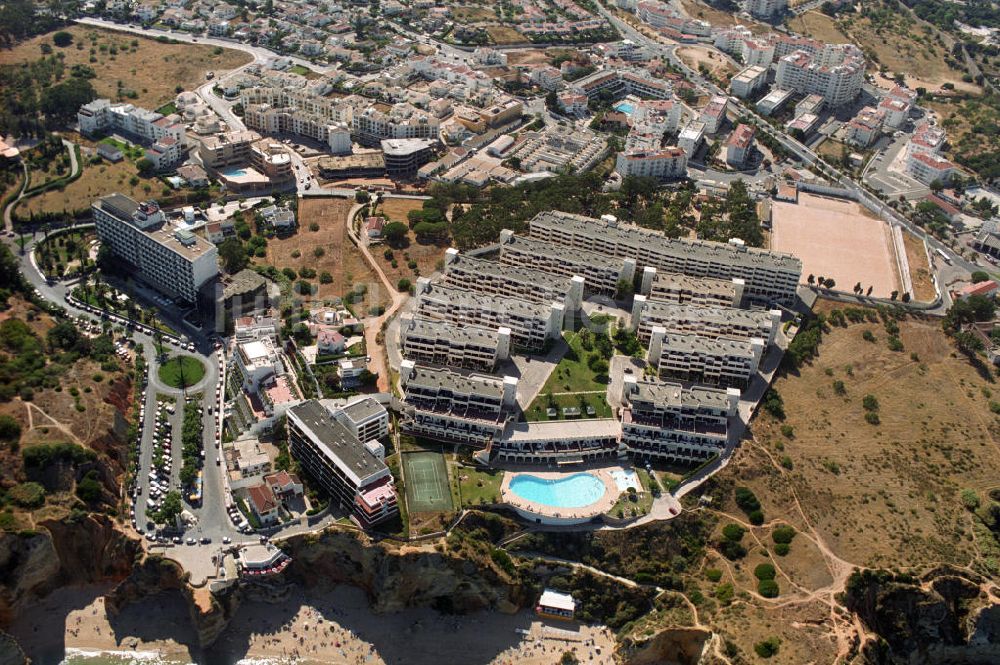 Luftaufnahme Lagos - Blick auf ein Hotelkomplex in Lagos an der Algarve in Portugal
