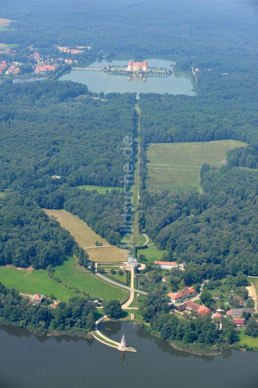 Luftaufnahme Moritzburg - Blick auf das Jagdschloss Moritzburg und das Fasanenschlösschen am Schlossteich in der gleichnamigen Gemeinde im Bundesland Sachsen.