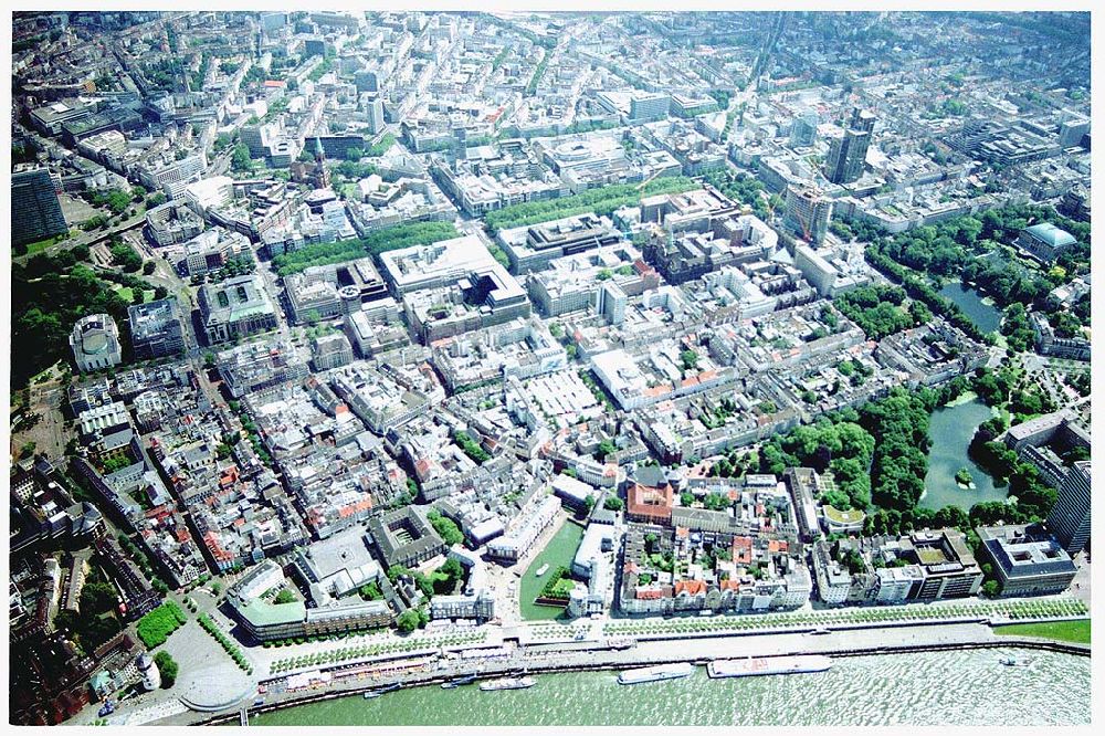 Düsseldorf aus der Vogelperspektive: Blick auf die Karlsstadt mit der Rheinuferpromenade im Vordergrund