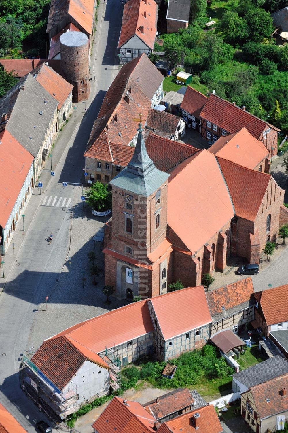 Luftbild Lenzen (Elbe) - Blick auf die St.-Katharinen-Kirche in Lenzen (Elbe) im Bundesland Brandenburg