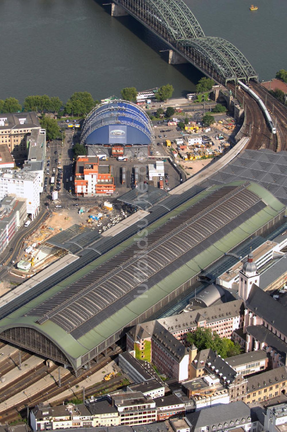 Luftaufnahme Köln - Blick auf den Kölner Hauptbahnhof, den Musical Dome und die Hohenzollernbrücke