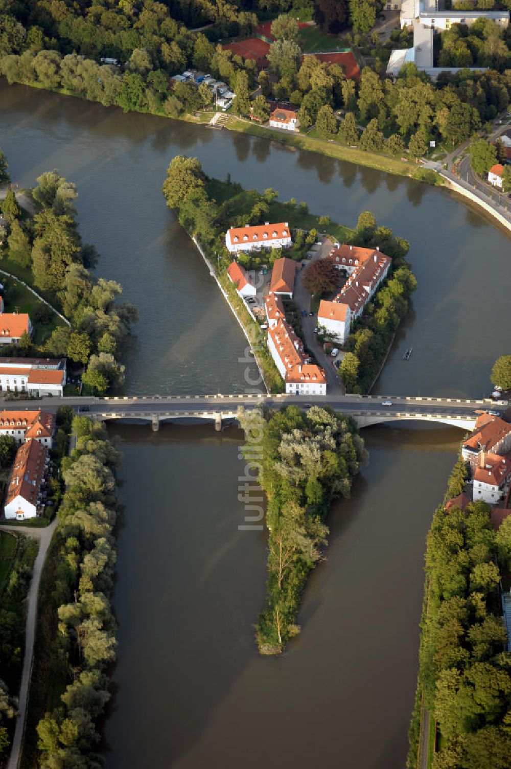 Luftbild Neuburg an der Donau - Blick auf die Leopoldineninsel von Neuburg an der Donau