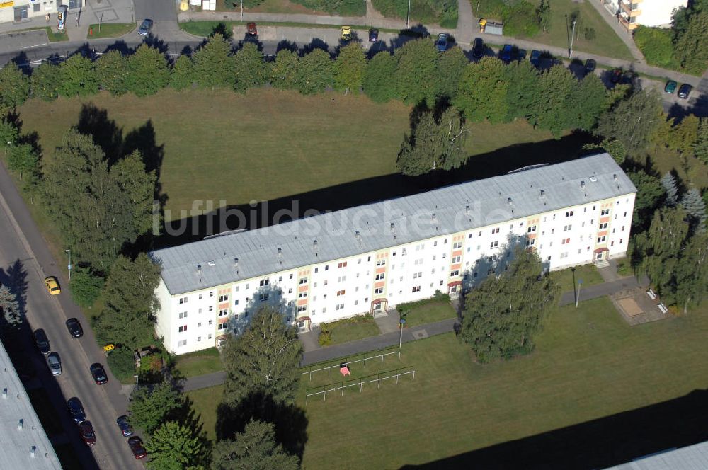 Luftaufnahme Schwerin - Blick auf ein Mehrfamilienhaus im Schweriner Stadtteil Lankow