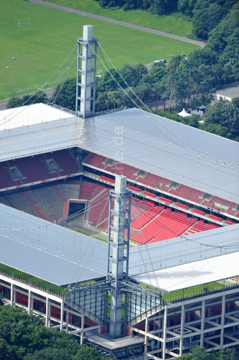 Luftbild Köln - Blick auf das Rhein Energie Stadion, die Heimspielstätte des 1. FC Köln, im Stadtteil Müngersdorf
