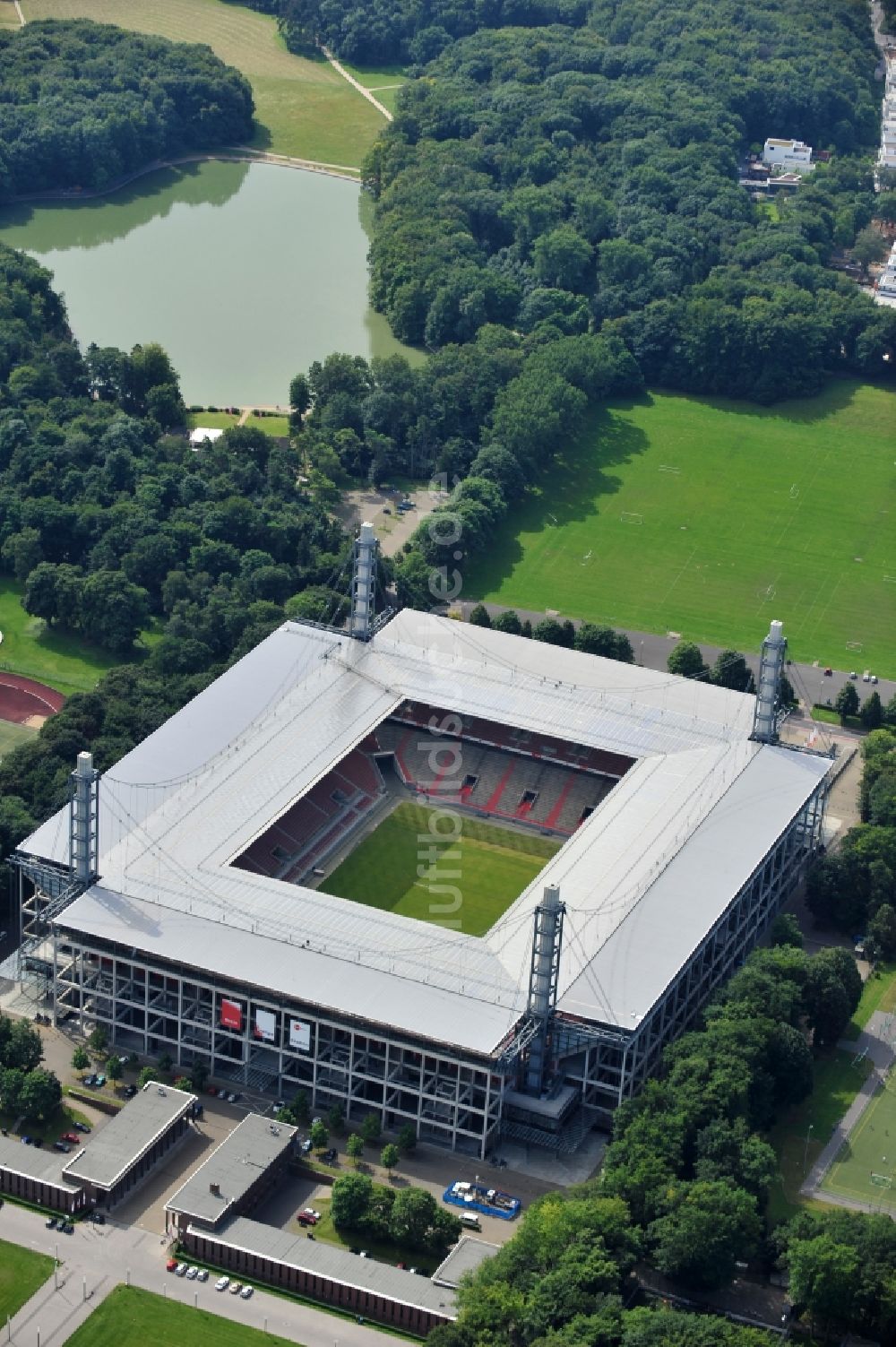Köln von oben - Blick auf das Rhein Energie Stadion, die Heimspielstätte des 1. FC Köln, im Stadtteil Müngersdorf