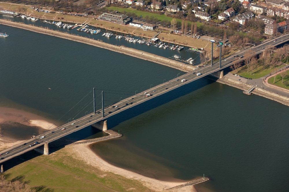 Düsseldorf von oben - Blick auf den Rhein mit der Theodor-Heuss-Brücke in Düsseldorf im Bundesland Nordrhein-Westfalen