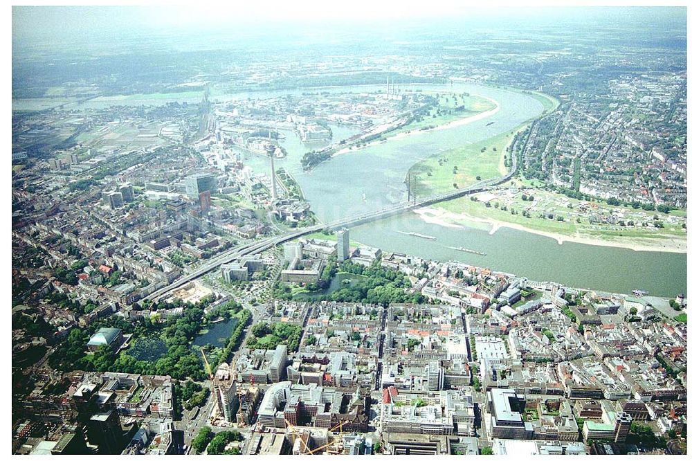 Luftaufnahme Düsseldorf - Blick auf das Rheinknie mit Karlsstadt Viertel im Vordergrund hinter der Rheinkniebrücke die Rheinuferpromenade mit Rheinturm und Landtag