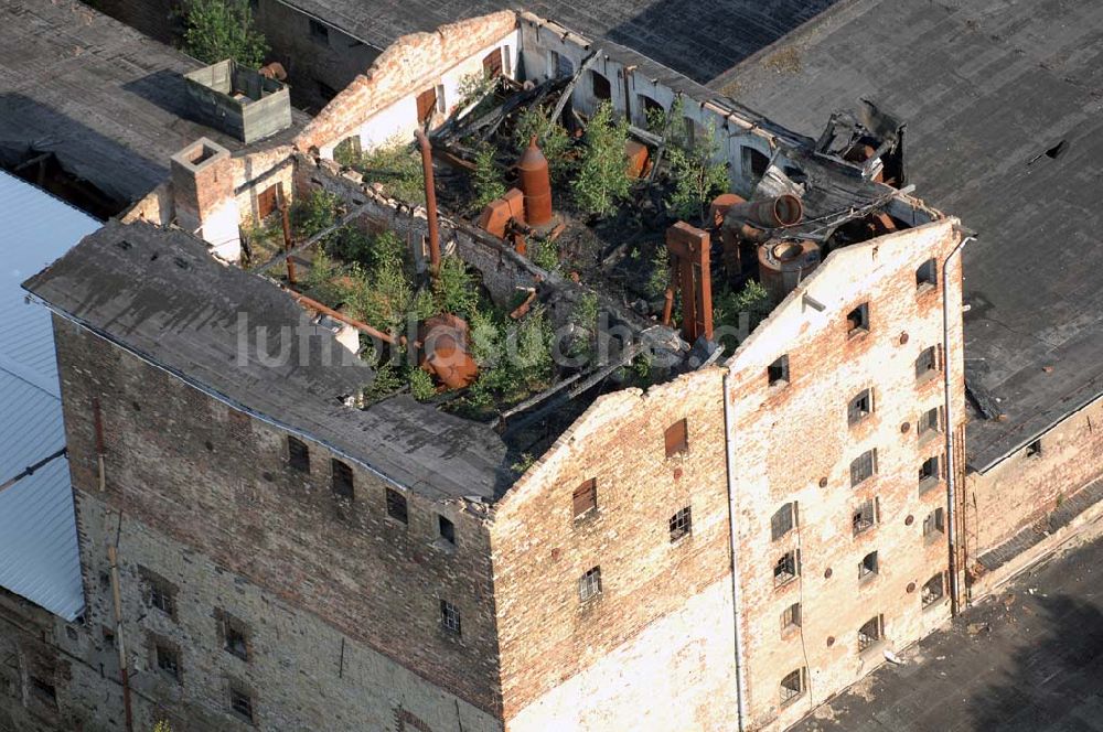 Luftbild Nienburg - Blick auf das Ruinengebäude der alten Malzfabrik nahe der Schloßstraße in Nienburg an der Saale