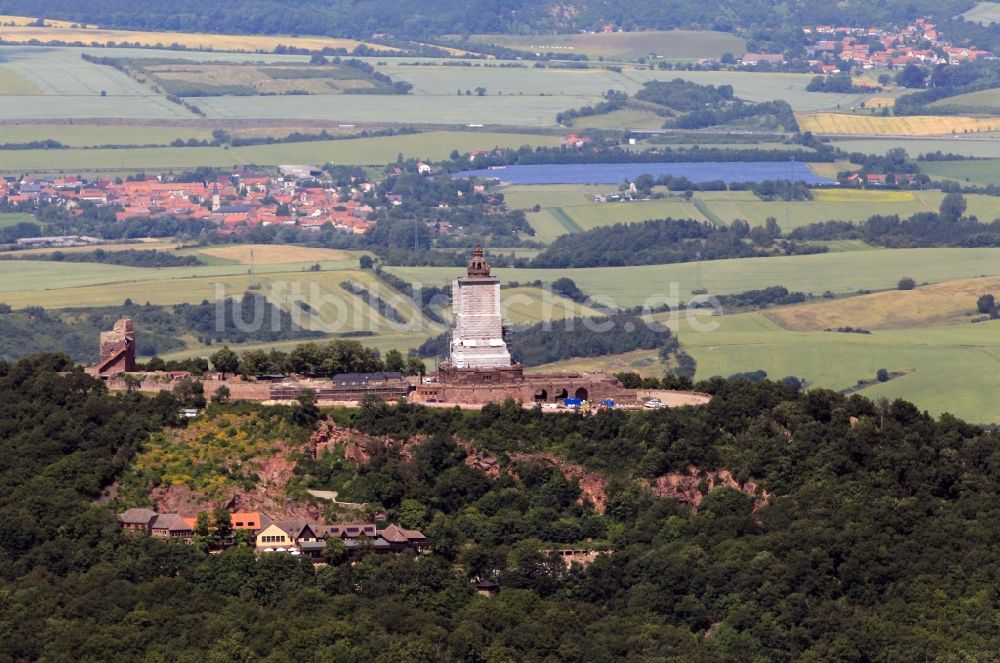 Luftaufnahme Steinthaleben - Blick auf Sanierung des Kyffhäuserdenkmals bei Steinthaleben im Bundesland Thüringen