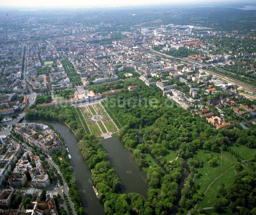 Luftaufnahme Berlin - Blick auf das Schloß Charlottenburg mit angrenzenden Schloßgarten an der Spree in Berlin im Bundesland Berlin