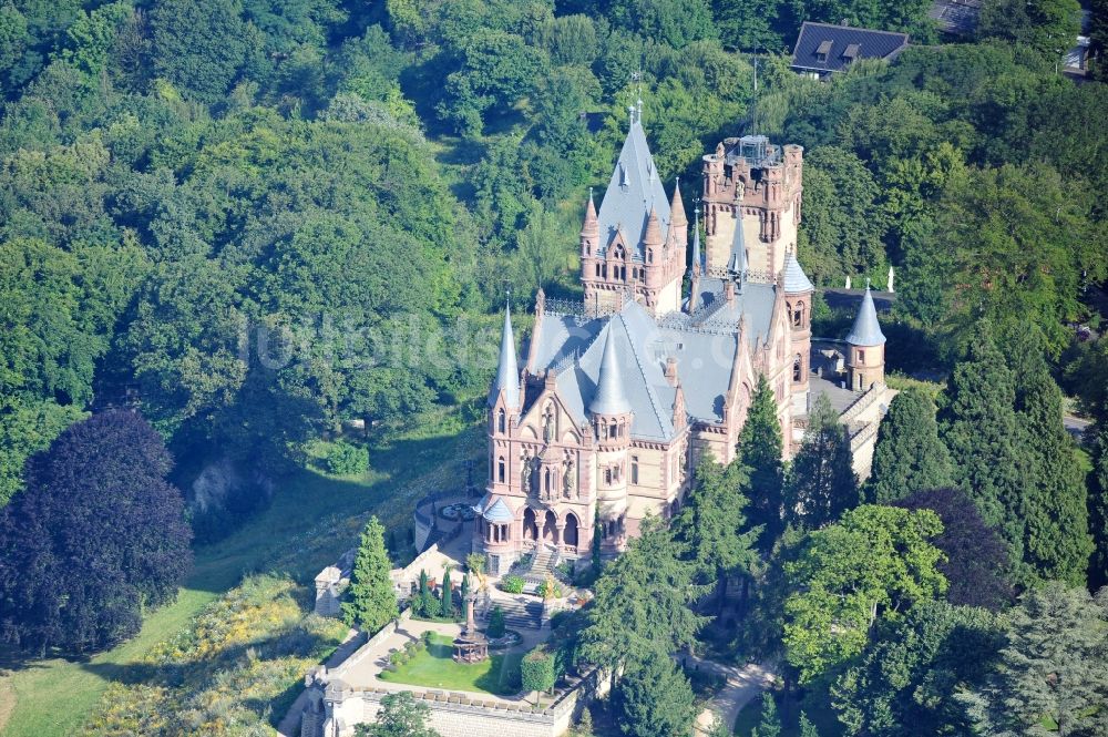 Königswinter aus der Vogelperspektive: Blick auf das Schloss Drachenburg in Königswinter im Bundesland Nordrhein-Westfalen