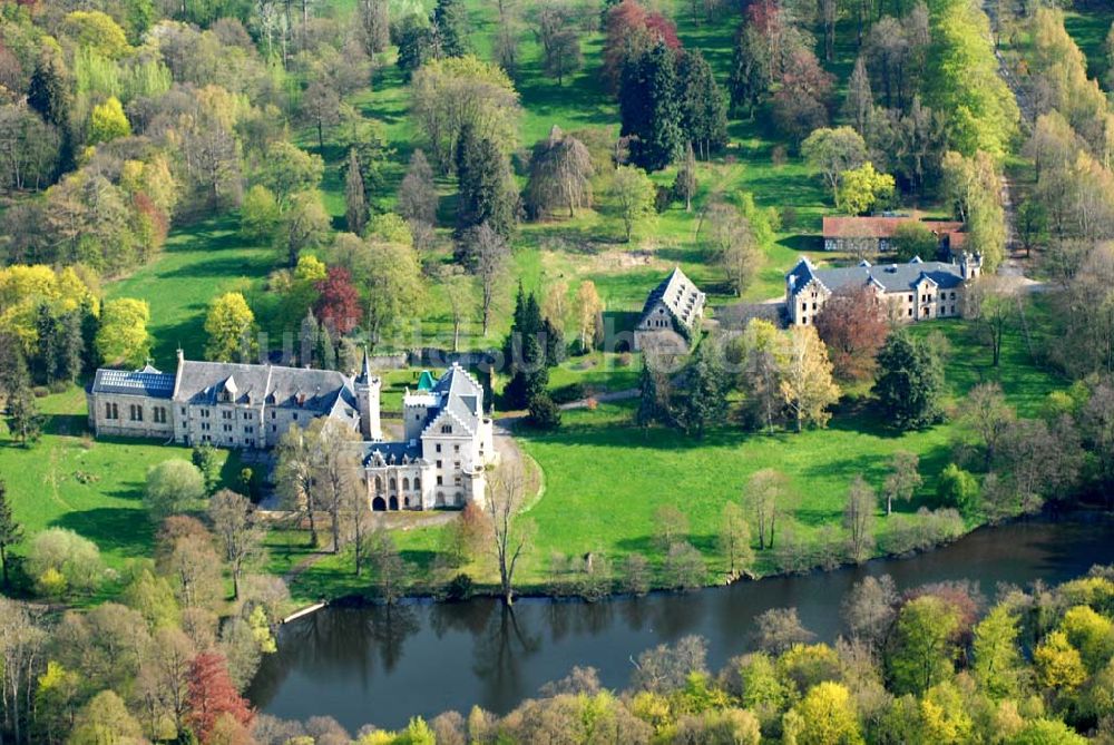 Luftaufnahme Friedrichroda (Thüringen) - Blick auf Schloss Reinhardsbrunn bei Friedrichroda im Thüringer Wald